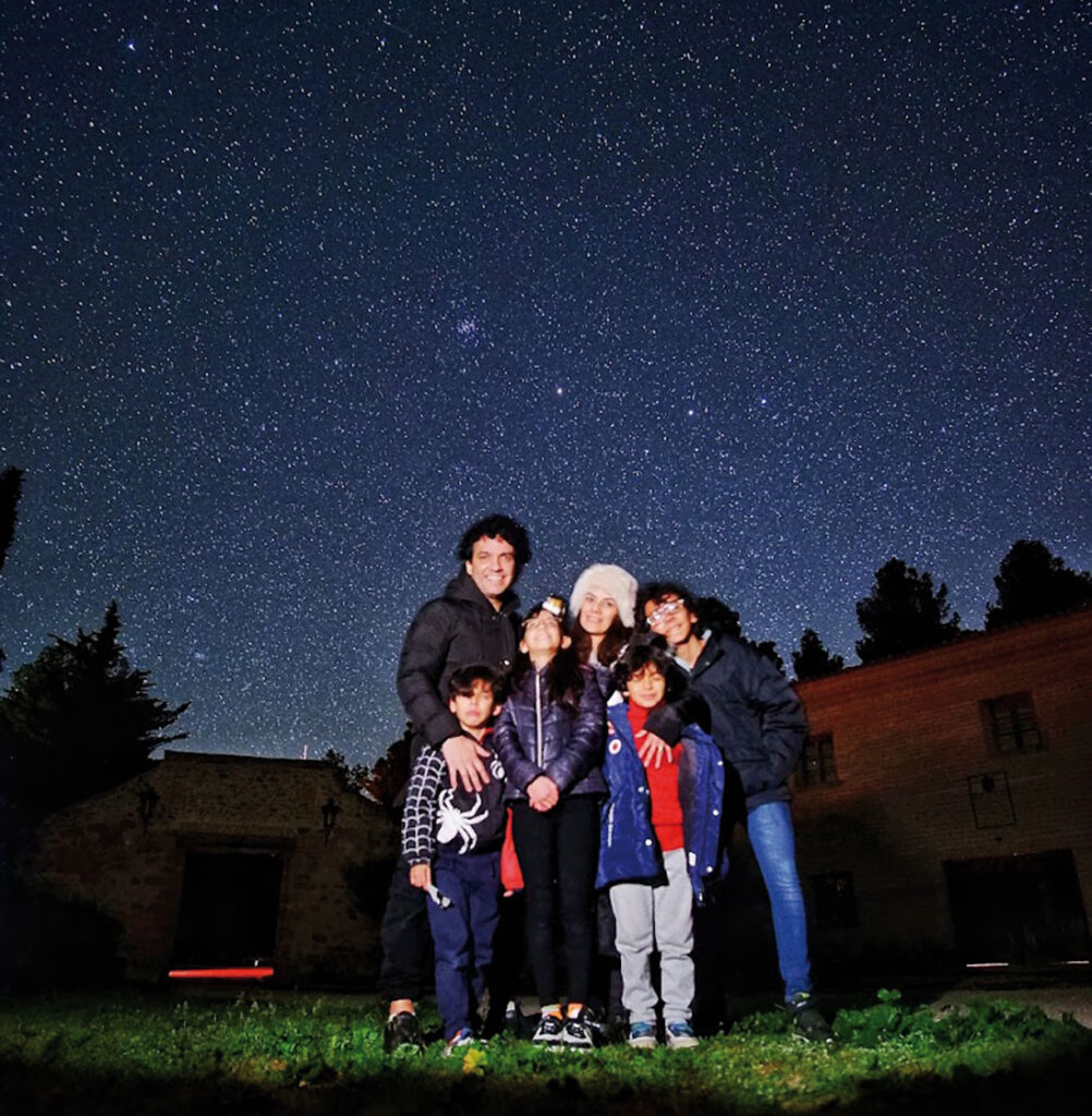 Mirar las estrellas en familia